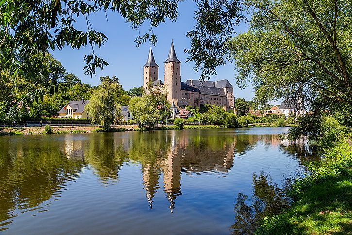 Schloss Rochlitz am Fluss in der Sonne, © Sebastian Rose