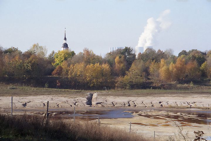 Blick vom künftigen Hainer See zu Park, Kirche und Kraftwerk