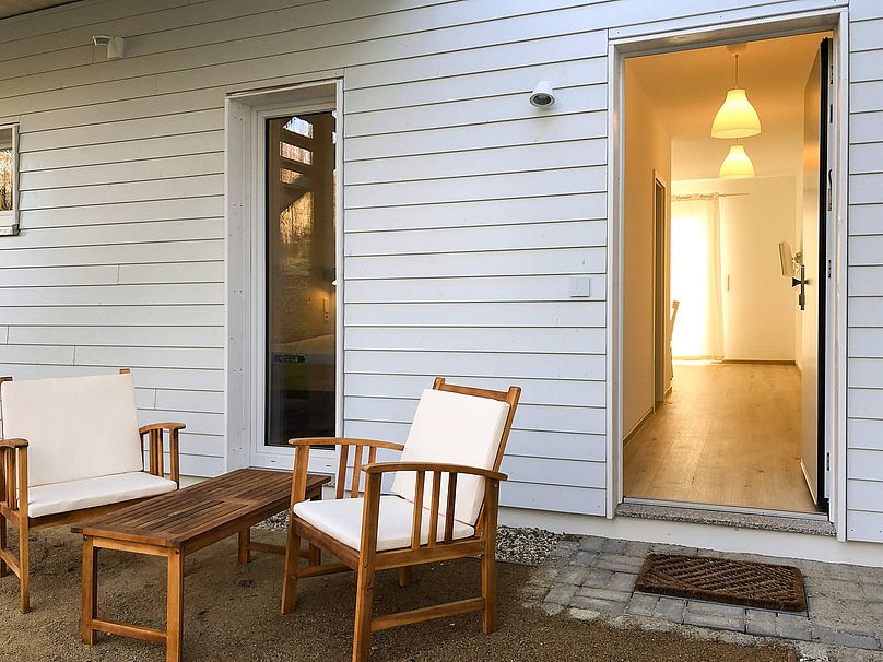 Blick von der hinteren Terrasse neben dem Wohnungseingang in die Wohnung. 